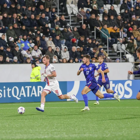 Meinhard Egilsson Olsen og hinir stóðu seg væl í heimadystinum móti oddaliðnum í bólkinum - í morgin skulu teir royna at gera sítt í Kroatia (Mynd: Sverri Egholm)