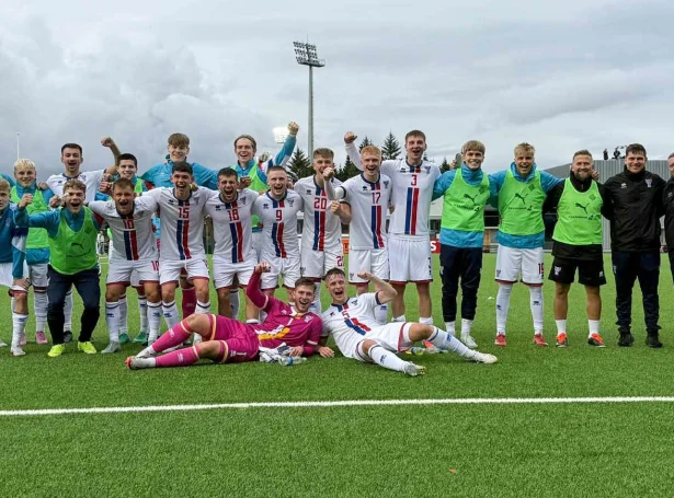 Stórur fagnaður á føroysku spælarunum og leiðarunum eftir sigurin í Reykjavík í gjár - eitt av stóru útiúrslitunum í U21-søguni (Mynd: Virgar Hvidbro/Fótbóltssamband Føroya)