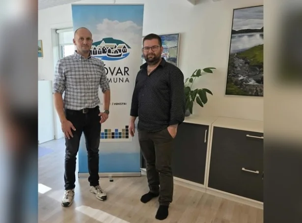 Regin Petersen, stjóri í HVT, saman við Hans Andersi Jacobsen, borgarstjóra í Sjóvar kommunu (Mynd: sjovar.fo)