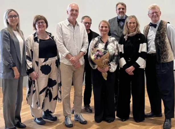 Á myndini frá vinstru: Maria Skaalum Petersen, Anna Sofía Veyhe, Claus Bogh, Jens Tølbøll Mortensen, Herborg L. Johannesen, Carsten R. Bjarkam, Maria Andersson og Stig Andersen (Mynd: Granskingarráðið)