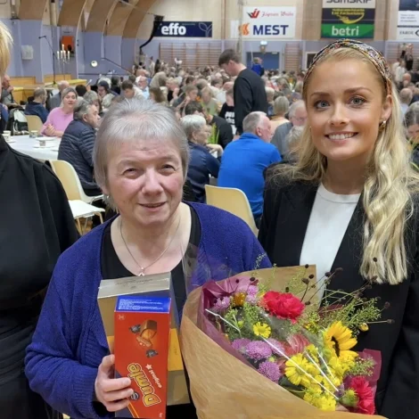 Marita Hansen fekk ársins herðaklapp frá Vestmanna kommunu