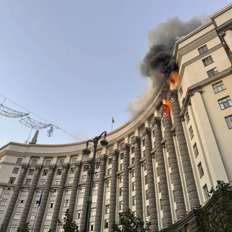 Ukrainskur stjórnarbygningur í Kyiv raktur í stórum russiskuml loftálopi