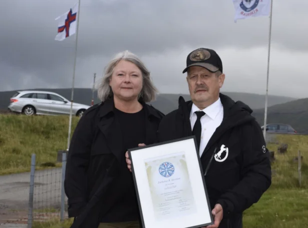 Elin H. Joensen, ÍSF forseti og Zacharias R. Jakobsen (Mynd: Ríðisamband Føroya)