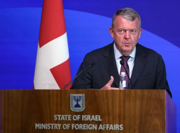 Danski uttanríkismálaráðharrin, Lars Løkke Rasmussen á tíðindafundi í ísraleska uttanríkismálaráðnum (Mynd: EPA)