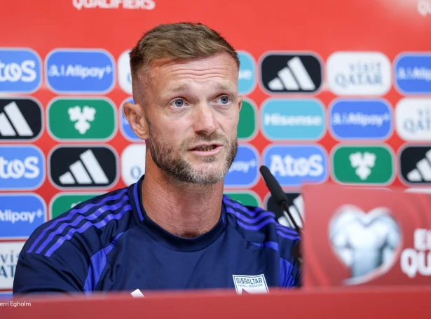 Scott Wiseman er spentur uppá dystin í morgin. Hann rósar føroyska fysikkinum men vil annars ikki tosa so nógv um mótsstøðuna (Mynd: Sverri Egholm)