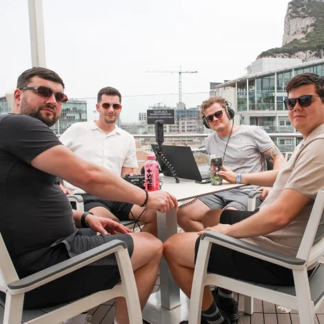 Fótbóltsskýlið varð tikiðt upp á sóldekkinum á hotelskipinum í Gibraltar tíðliga seinnapartin (Mynd: Sverri Egholm)