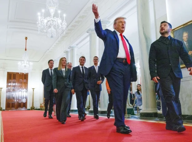 Amerikanski forsetin, Donald Trump í Hvítu Húsunum saman við ukrainska forsetanum, Volodymyr Zelenskyj og øðrum evropeiskum leiðarum 18. august (Mynd: EPA)