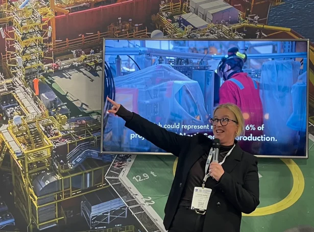 Camilla Salte, stjóri í Equinor í Bretlandi, vísir fyri fyrstu ferð alment fram nýggja logoið hjá nýggja orkufelagnum ADURA á Offshore Europe ráðstevnuni í Aberdeen í farnu viku. Mynd Jan Müller.