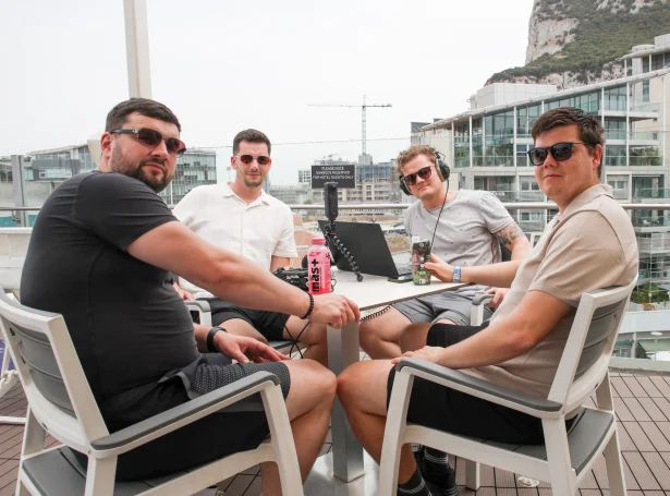 Fótbóltsskýlið varð tikiðt upp á sóldekkinum á hotelskipinum í Gibraltar tíðliga seinnapartin (Mynd: Sverri Egholm)