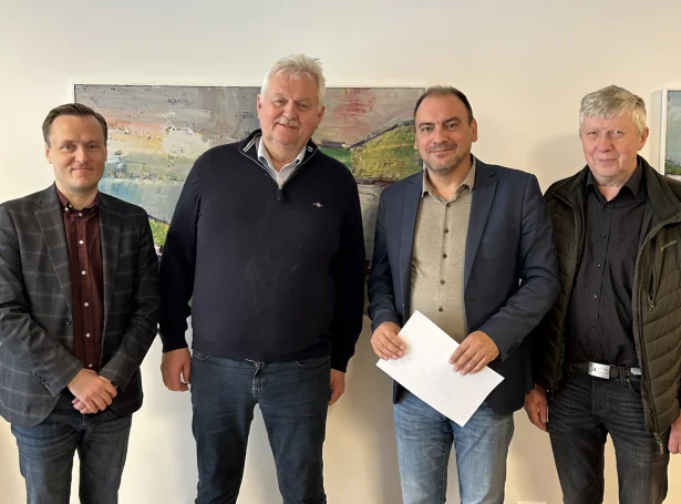 Frá vinstru: Stefan í Skorðini, stjóri í Føroya Reiðarafelag, Hanus Hansen, formaður í Føroya Reiðarafelag, Arnfinn Bech, formaður í Maskinmeistarafelagnum, og Regin M. Olsen, næstformaður í Maskinmeistarafelagnum (Mynd: mf.fo)