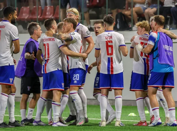 Stór frøi á føroysku spælarunum eftir at Martin Agnarsson hevur lagt Føroyar á odda á Europa Point Stadion - Mynd: Hans Erik Danielsen