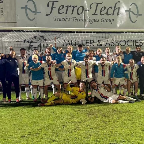 Stórur føroyskur fagnaður á Frontiere leikvøllinum í Luksemborg eftir at liðið hevði strítt seg til ein 1-0 sigur (Mynd: FSF)