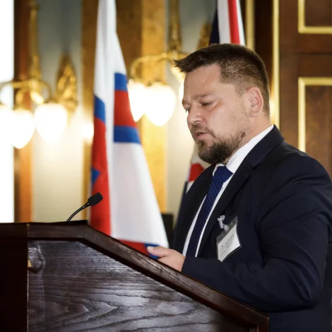 Væleydnað tiltak í London um burðardygga fiskivinnu í Føroyum
