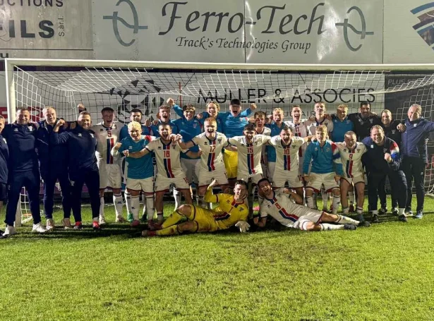 Stórur føroyskur fagnaður á Frontiere leikvøllinum í Luksemborg eftir at liðið hevði strítt seg til ein 1-0 sigur (Mynd: FSF)