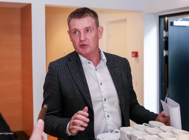 Aksel V. Johannesen greiddi miðlunum frá avgerðini eftir, at hann hevði kunnað uttanlandsnevndina um málið (Mynd: Sverri Egholm)