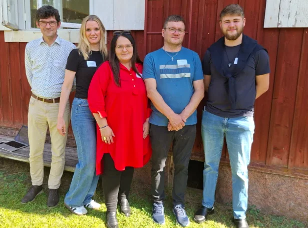 Tórarinn Niclasen á Rípuni, savnlærari á Tjóðsavninum; Kristina Djurhuus Christiansen, savnvørður á Tjóðsavninum og føroyskt umboð í stýrisbólkinum fyri UNESCO innskrivingina; Hanna Jensen, forkvinna í Mentanarnevndini í Eystur Kommunu og í stýrislimur hjá Eystur Kommunu í Báta- og listasavninum í Leirvík; John Høgnesen og Jón Rói Høgnesen, ÍVF Høgnesen Bátasmíð