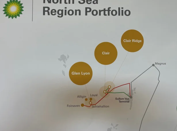 Stórar útbyggingar eystan fyri Føroyar eru á tekniborðunum, eitt nú hjá BP á risastóru Clair oljukelduni. Felagið bíðar við at taka endaliga avgerð, til bretska stjórnin gevur vinnuni svar um framtíðar karmar seinni í ár.