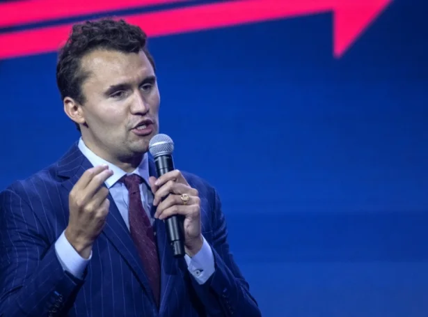 31 ára gamli Charlie Kirk var ein profilur í almenna kjakinum í USA og hevði fleiri milliónir av fylgjarum á sosialum miðlum (Mynd: EPA)