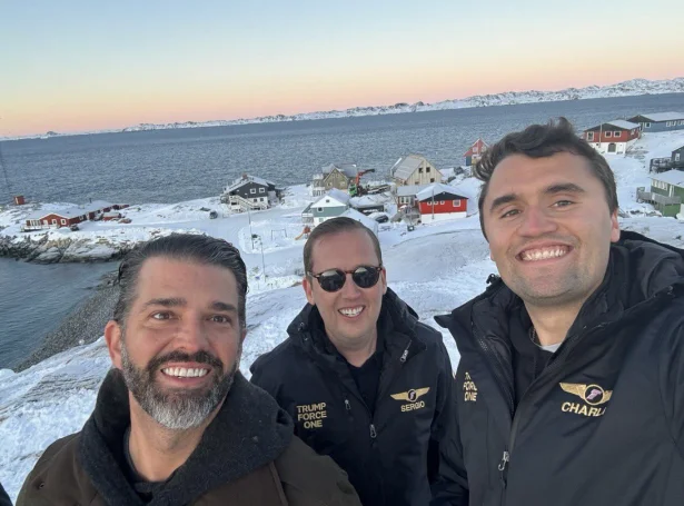 Charlie Kirk var saman við Trump Jr. í Grønlandi í januar (Mynd: Selfie hjá Donald Trump Jr.)