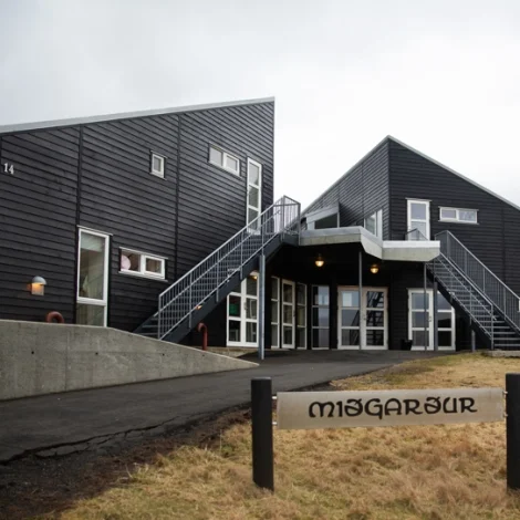 Námsfrøðingar til Miðgarð