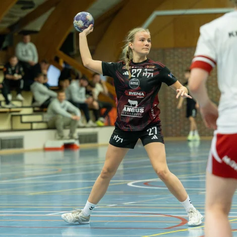 Sára Berg á Lag og hinar í svørtum og reyðum skulu royna at spæla seg víðari í Hoyvík um vikuskiftið (Mynd: Sverri Egholm)