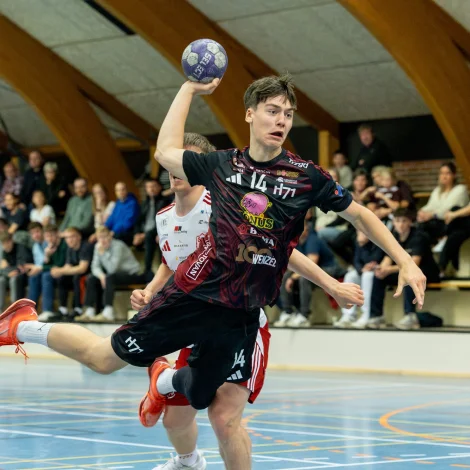 Boas Ellefsen á Skipagøtu er ein av ungu spennandi spælarunum úr Hoyvík - hann skal bæði spæla ungdómsfinalu og vaksnamannafinalu um vikuskifti. - Vit hava ikki minst eina stóra mongd av leikarum, sum ganga høgt uppí og dáma væl at koma til venjingar og trívast í felagsskapinum, sigur venjari hansara (Mynd: Sverri Egholm)