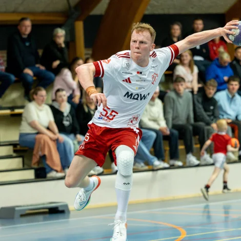 Pauli Rasmussen í fyrsta landskappingardystinum hjá StÍF móti H71. Høgri bakkurin hevur av álvara gjørt vart við seg (Mynd: Sverri Egholm)