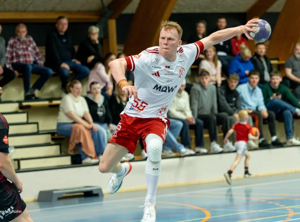 Pauli Rasmussen í fyrsta landskappingardystinum hjá StÍF móti H71. Høgri bakkurin hevur av álvara gjørt vart við seg (Mynd: Sverri Egholm)