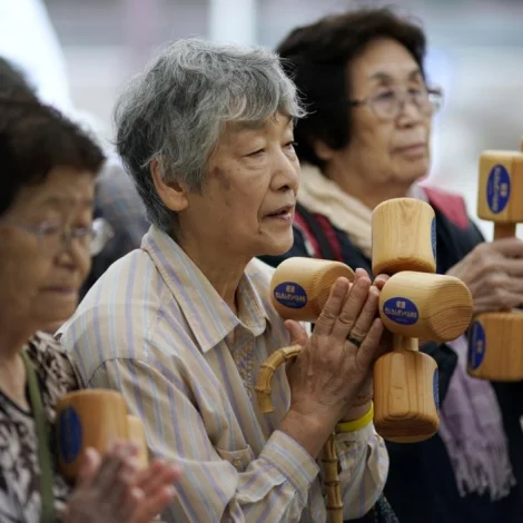 Japan: Nærum 100.000 íbúgvar yvir 100 ár