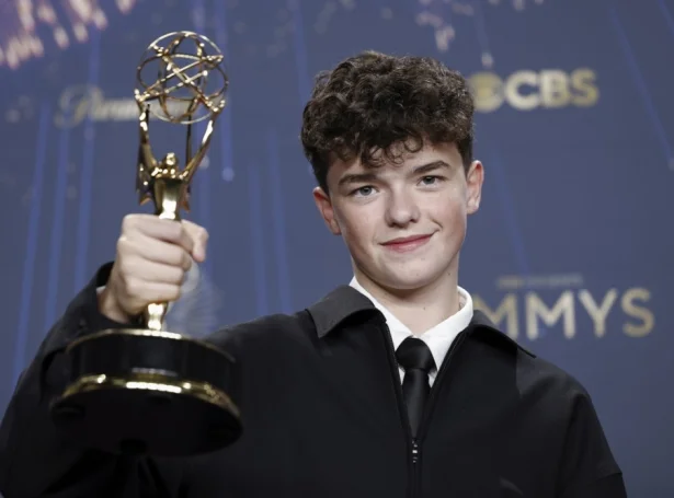 15 ára gamli Owen Cooper vann í nátt eina Emmy-virðisløn fyri leiklut sín í bretsku røðini 