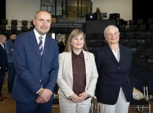 Guðni Þ. Jóhannesson og Ulrike Steuerwald saman við Bjørt Samuelsen, løgtingsforkvinnu (Mynd: Ólavur Frederiksen)