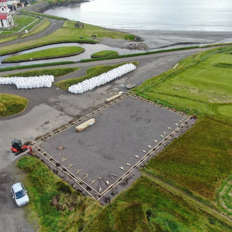 Arbeiðið gongur væl við strandaflogbóltsvøllinum í Sandavági