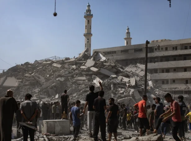 Fólk í Gaza býi kanna umstøðurnar eftir eitt ísraelskt rakettálop í gjár (Mynd: EPA)
