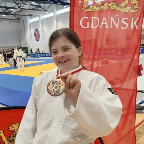 Jórun Mai Smith kom heim úr Póllandi við heiðursmerki (Mynd: Parasport Føroyar)
