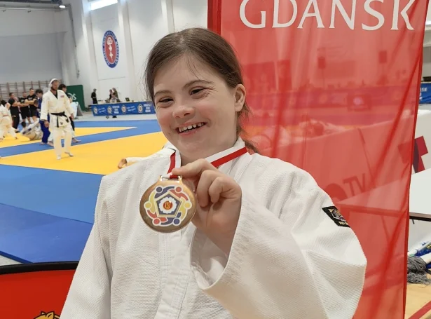 Jórun Mai Smith kom heim úr Póllandi við heiðursmerki (Mynd: Parasport Føroyar)