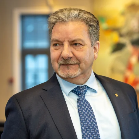 Fast sæti í formansskapinum frá á nýggjárinum