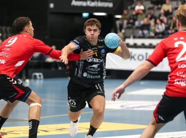 Tróndur Mikkelsen hevur víst sínar dygdir - í álopi og í verju - í fyrstu dystunum hjá Karlskrona (Mynd: HF Karlskrona)