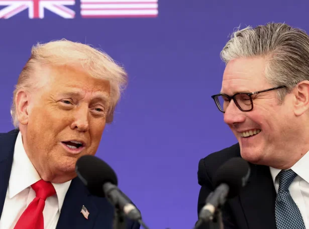 Trump og Starmer fara undir kjarnorkusamstarv. Mynd DR.