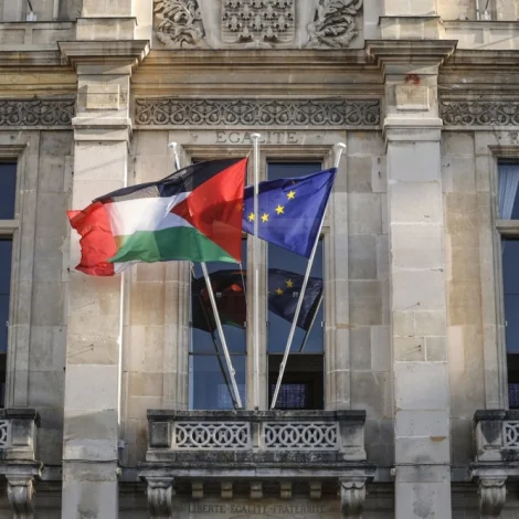 Frakland: 21 ráðhús flagga við palestinskum flaggi