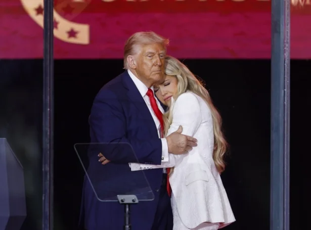 Amerikanski forsetin, Donald Trump og Erika Kirk, einkja Charlie Kirk (Mynd: EPA)
