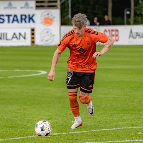 Kann Adrian Justinussen smekka bóltin í netið móti oddaliðnum í Superliguni? Hillerød spælir seinnapartin móti AGF - í heimbýnum (Mynd: Hillerød Fodbold)