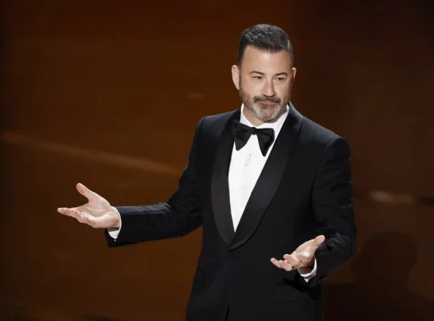Jimmy Kimmel hevur í sjónvarpssendingum sínum, og eisini sum vertur fyri Oscar-handarnirnar í fleiri ár, verið kritiskur mótvegis Donald Trump forseta (Mynd: EPA)