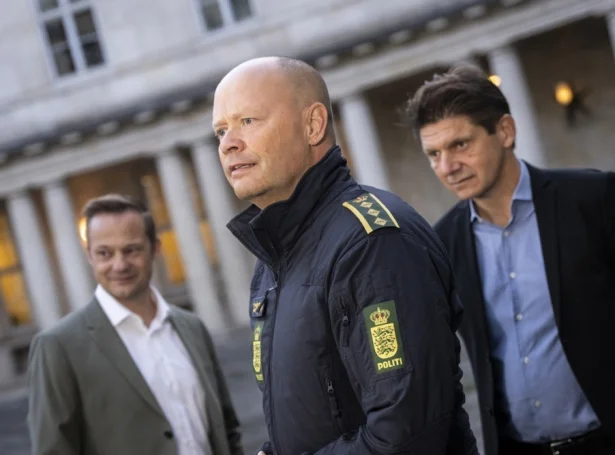 Jens Jespersen, politiovasti á tíðindafundinum í morgun. Her saman við Morten Fruensgaard og Kristoffer Plenge-Brandt, í eru ávikavist stjóri og ferðsluovasti hjá Naviair (Mynd: EPA)=