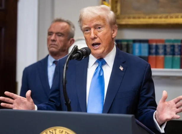 Donald Trump saman við Robert F. Kennedy jr. á tíðindafundinum í gjár (Mynd: EPA)