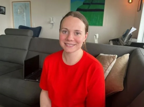 - Hevur tú billað tær sjálvum inn, at random er neyvari ella betri enn tilvildarligt, so er tað natúrligari at siga. Ein onnur orsøk kann vera, at tað verður ein óvani at taka ensk orð inn í samskiftið, ella at tey ikki kenna tað føroyska (Mynd: skulabladid.fo)