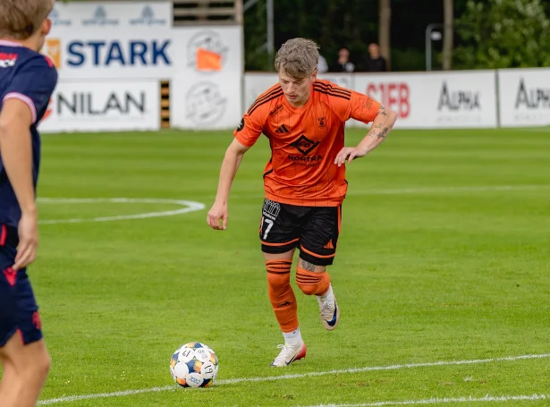 Kann Adrian Justinussen smekka bóltin í netið móti oddaliðnum í Superliguni? Hillerød spælir seinnapartin móti AGF - í heimbýnum (Mynd: Hillerød Fodbold)