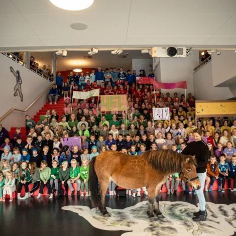 Føroysk ryssa vitjar skúlan á Giljanesi á rennidegnum