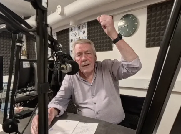 Jóannes Eidesgaard var greiður, tá hann skuldi meta um kommunusamanlaeggingar. Fyrimunurinir eru nógvir: - Fyri tað fyrsta sleppa vit undan at samsýna einum heri av bý- og bygdaráðslimum. Vit fáa munandi sterkari komunalar umsitngar - vit síggja nú, at umsitingarnar í teimum smáu kommunum ikki megna at lofta teimum uppgávunum, sum landið leggur út til tey (Savnsmynd: Sverri Egholm)