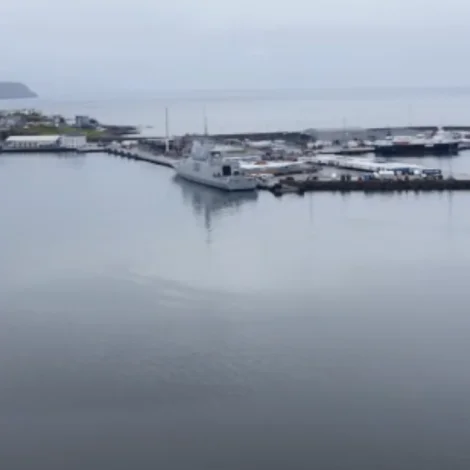 Drona fleyg ólógliga yvir herskipi í Havn