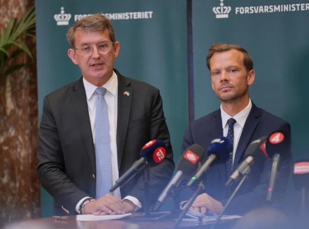 Troels Lund Poulsen, verjumálaráðharri, og Peter Hummelgaard, løgmálaráðharri, á tíðindafundi í morgun (Mynd: EPA)